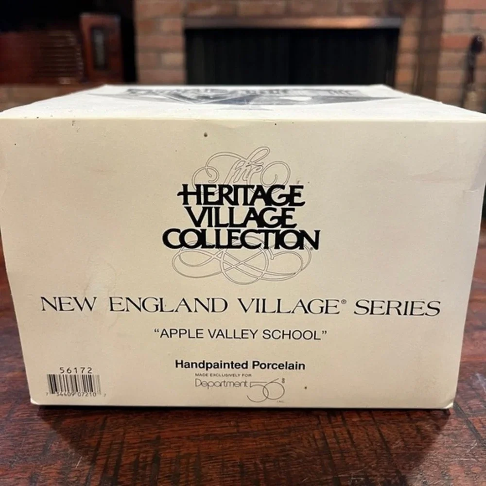 Dept 56 Apple Valley School New England Village Lighted House W/ Cord and box‎